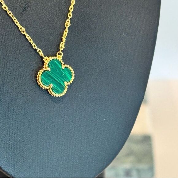 Elegant Gold and Green Clover Necklace - Picture 4 of 5